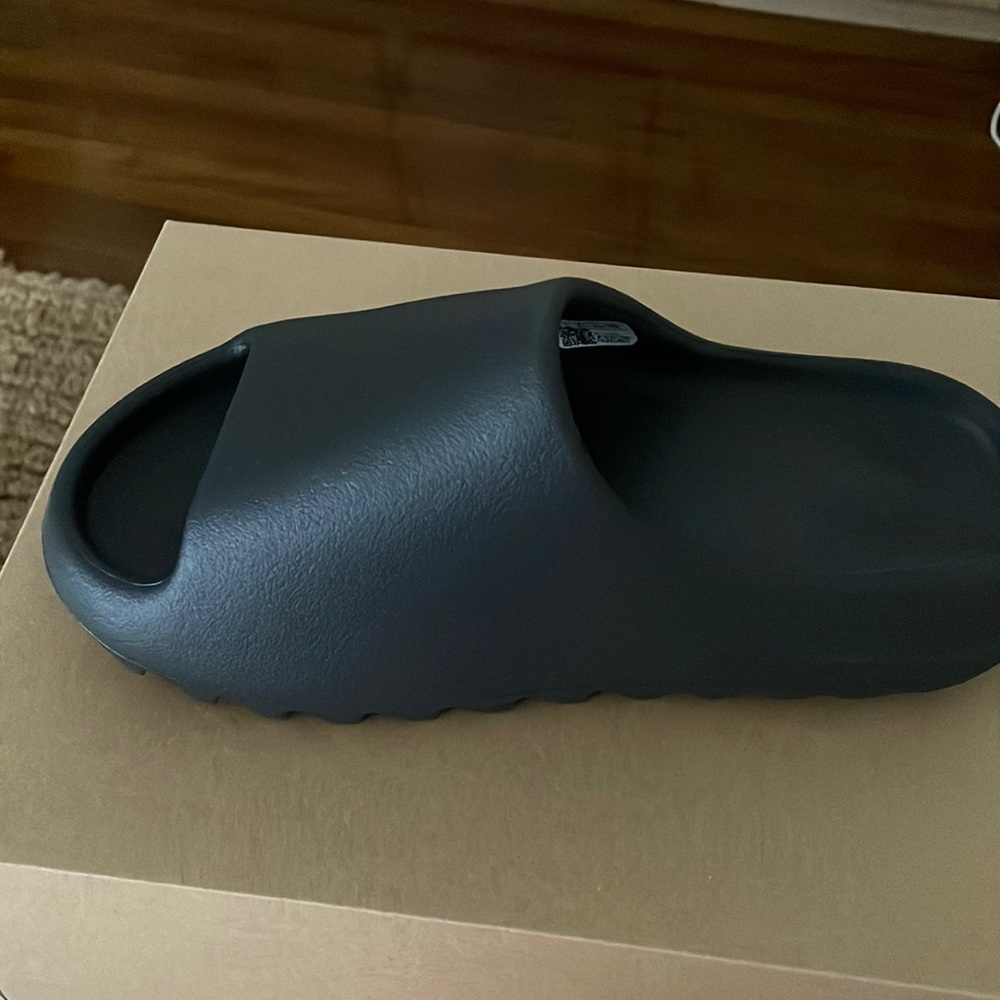 YEEZY SLIDE